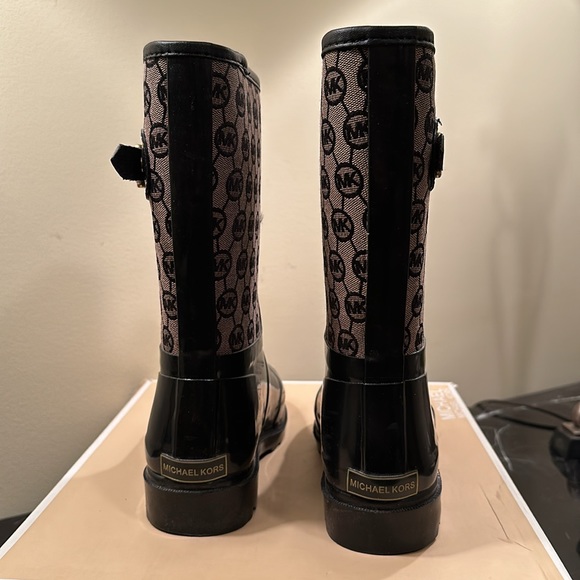 Michael Kors monogram mid rain boot with rubber soles - Picture 4 of 8